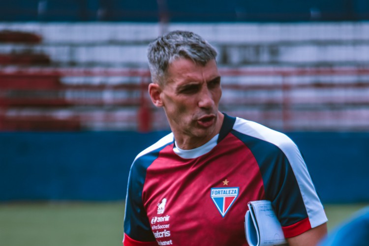 Técnico Juan Pablo Vojvoda em treino do Fortaleza no Centro de Excelência Alcides Santos, no Pici