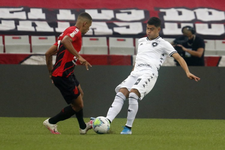 Botafogo e Athletico-PR se enfrentam pelo Brasileirão Série A 2022 hoje, 23; onde assistir ao vivo e horário do jogo.