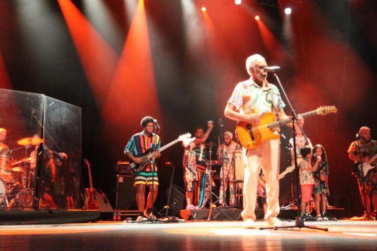 Gilberto Gil celebra 80 anos com turnê na Europa ao lado da família