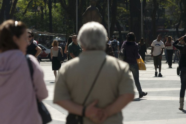 Contingente de idosos residentes no Brasil aumenta 39,8% em 9 anos