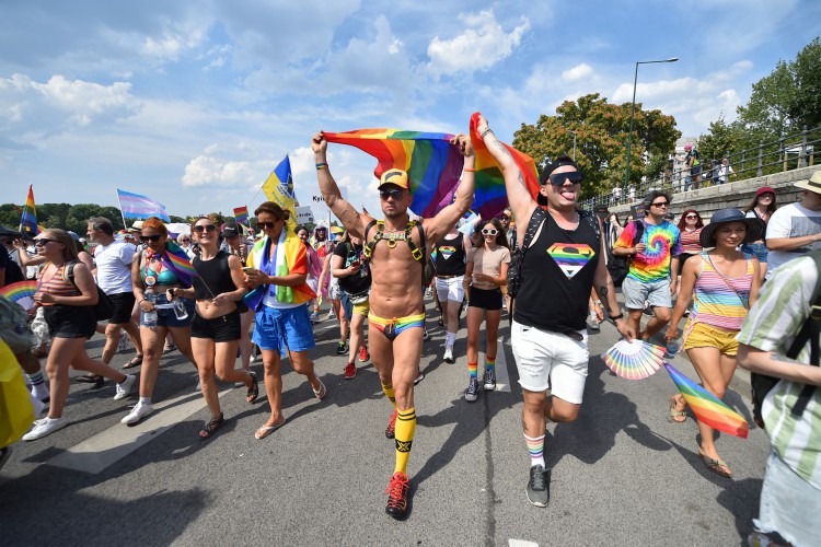 Pessoas participam da Parada do Orgulho LGBTIQA+ em Budapeste em 23 de julho de 2022, em memória dos motins de Stonewall, o primeiro grande levante de homossexuais contra agressões policiais na cidade de Nova York em 27 de junho de 1969