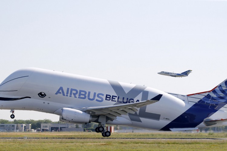 Avião chama atenção por ser parecido com uma baleia 