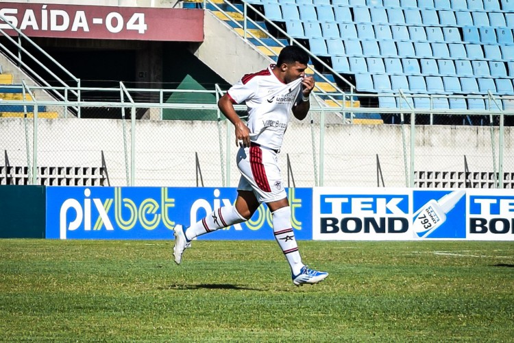 Atacante Iury Tanque comemorando o primeiro gol do Atlético-CE na vitória sobre o Manaus, no Estádio Domingão, pela Série C