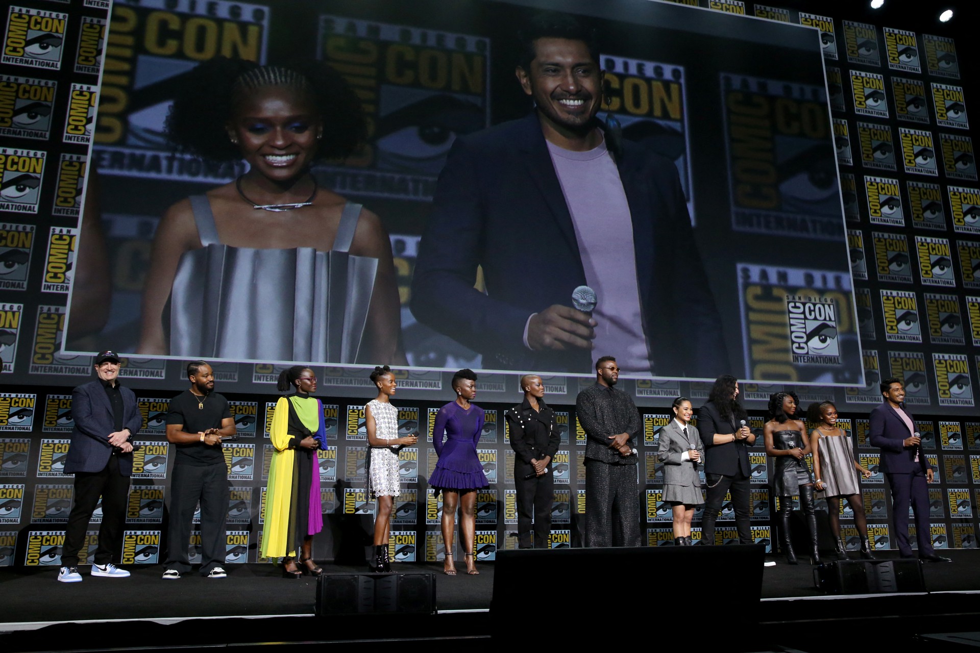 Kevin Feige, Ryan Coogler, Lupita Nyong'o, Letitia Wright, Danai Gurira, Florence Kasumba, Winston Duke, Mabel Cadena, Alex Livinalli, Michaela Coel, Dominique Thorne e Tenoch Huerta participam da apresentação ao vivo da Marvel Studios na San Diego Comic -Con em 23 de julho de 2022