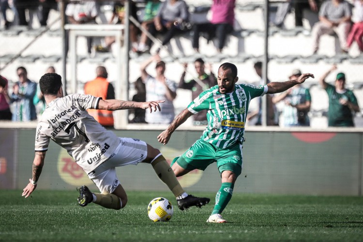 Volante Richardson e atacante Edinho disputam bola no jogo Juventude x Ceará, no Alfredo Jaconi, pelo Campeonato Brasileiro Série A