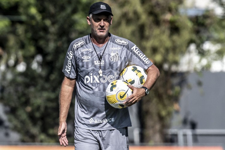 Técnico Lisca em treino do Santos no CT Rei Pelé