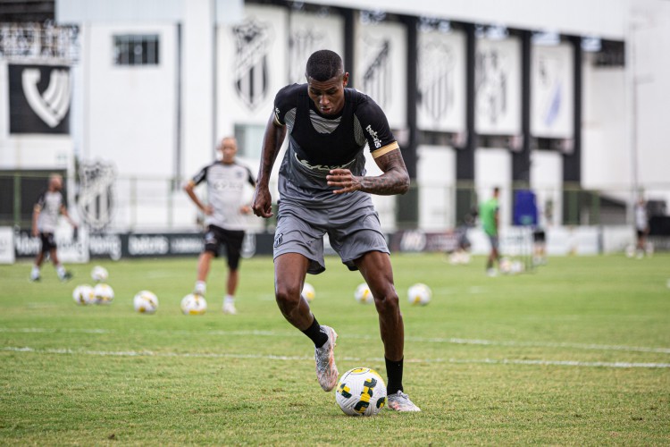 Atacante Cléber em treino do Ceará no estádio Carlos de Alencar Pinto, em Porangabuçu