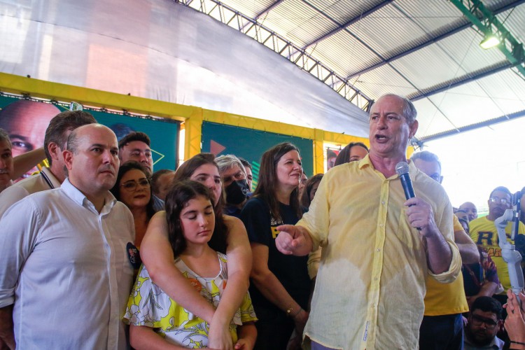 Ciro Gomes discursa ao lado de Roberto Cláudio