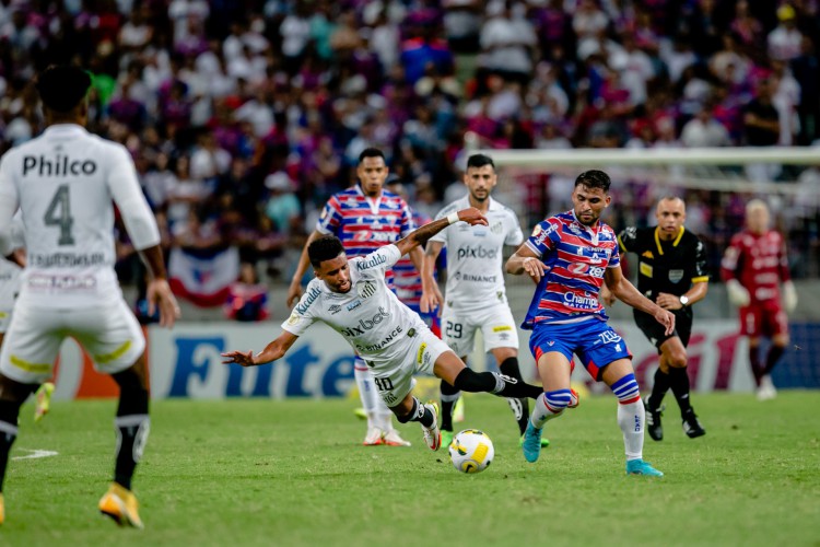 FORTALEZA, CE, BRASIL, 24-07.2022: Ronald. Fortaleza x Santos na Arena Castelão pelo Campeonato Brasileiro. em epoca de COVID-19. (Foto:Aurelio Alves/ Jornal O POVO)