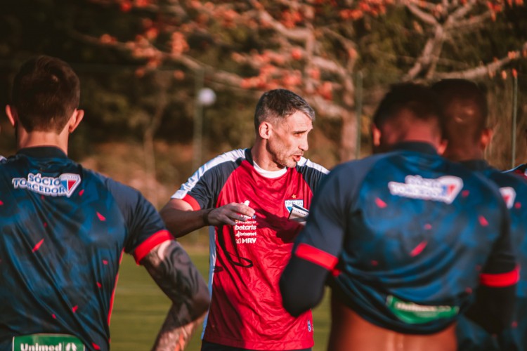 Técnico Juan Pablo Vojvoda em treino do Fortaleza em Atibaia, em São Paulo