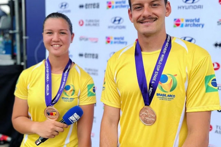 Ana Luiza Caetano e Marcus D'Almeida foram bronze em etapa do Mundial de tiro com arco