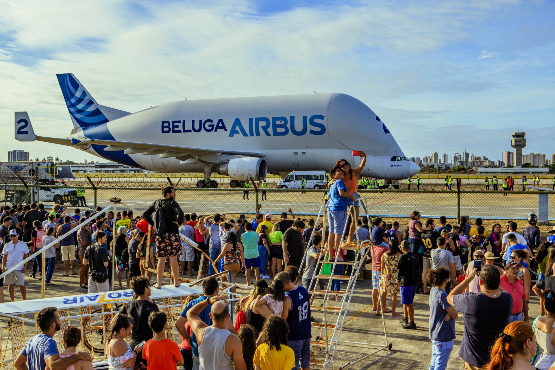 FORTALEZA CE, BRASIL, 24.07.22 avião Beluga pousou em Fortaleza na tarde deste domingo, 24. Quem esteve no aeroporto da Capital, por volta das 15h30min desta tarde, pôde observar a chegada da aeronave — que se parece com uma baleia branca de olhos brilhantes e sorridente. (Foto Fco Fontenele/O POVO) (Foto: FCO FONTENELE)