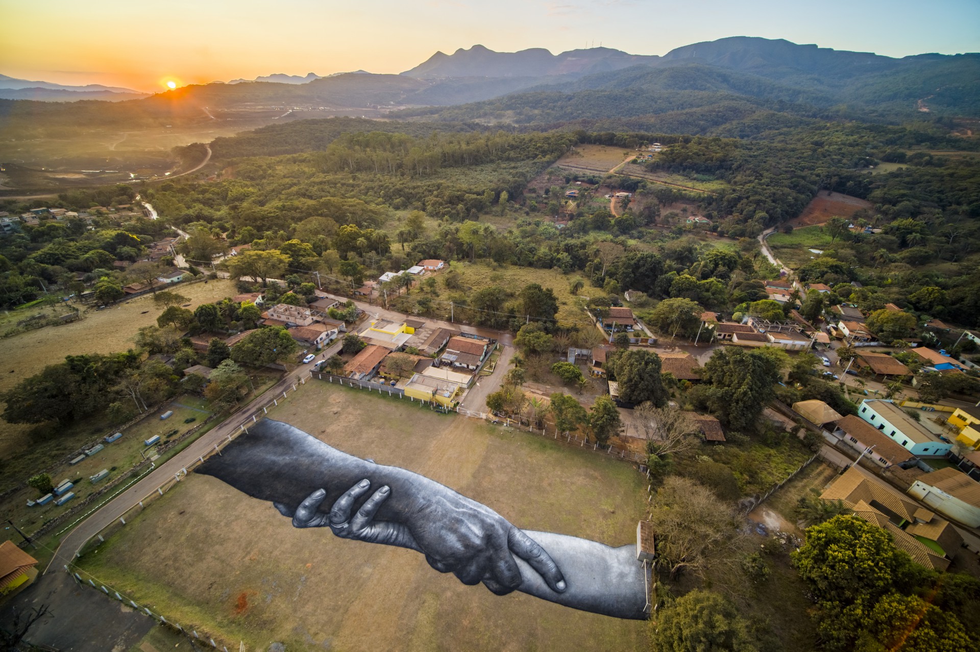  Vista aérea da obra de arte do artista francês Saype, em dimensões gigantescas, que homenageia as vítimas e os atingidos pelo rompimento da barragem do Córrego do Feijão da mineradora Vale no campo de futebol do Córrego do Feijão, em Brumadinho, estado de Minas Gerais, Brasil (Foto: Saype/AFP)