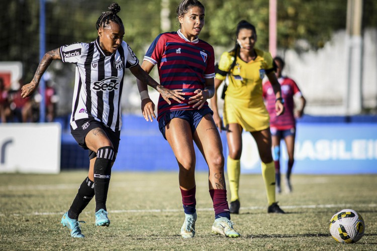 Jogadoras disputam bola no Clássico-Rainha entre Fortaleza x Ceará, no CT Ribamar Bezerra, pelo Campeonato Brasileiro Feminino A2