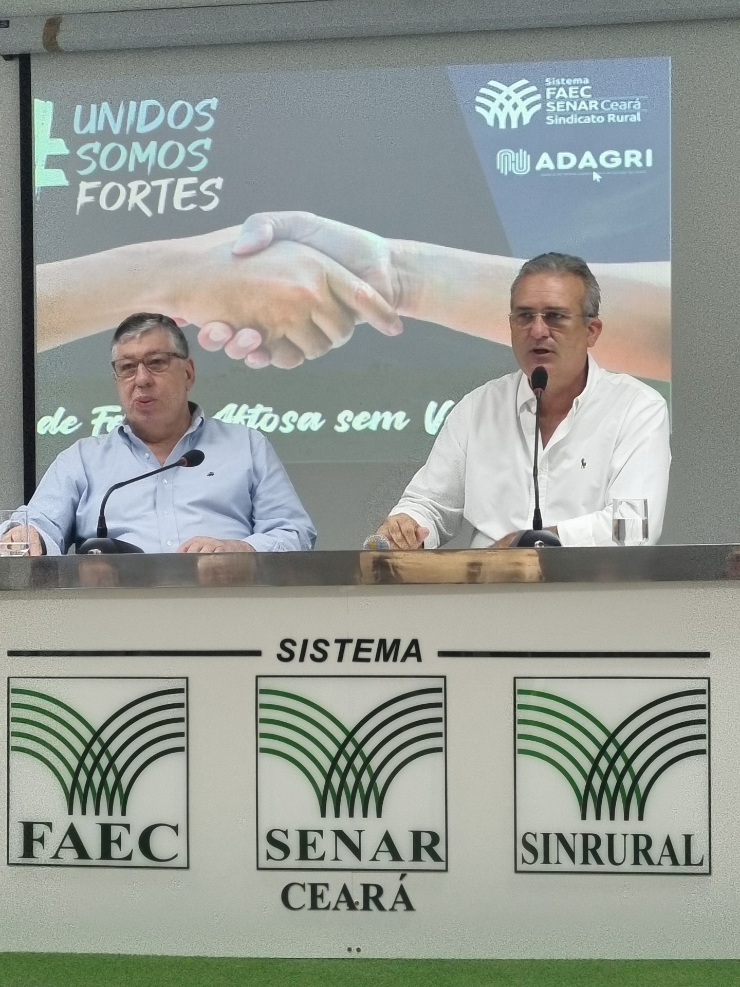 A esquerda Maia Júnior, titular da Sedet, falou sobre novos investimentos para o Hidrogênio Verde no Ceará na sede da Faec (Foto: Carol Kossling)