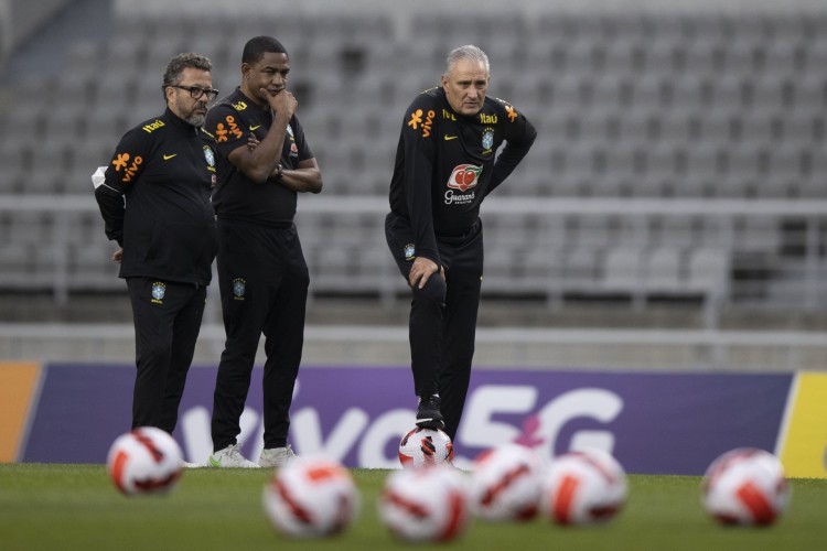 César Sampaio observa treino ao lado do treinador Tite e do auxiliar-técnico Cléber Xavier