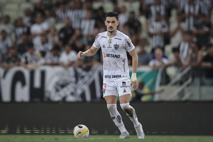 Meia Guilherme Castilho no jogo Ceará x Atlético-MG, na Arena Castelão, pelo Campeonato Brasileiro Série A