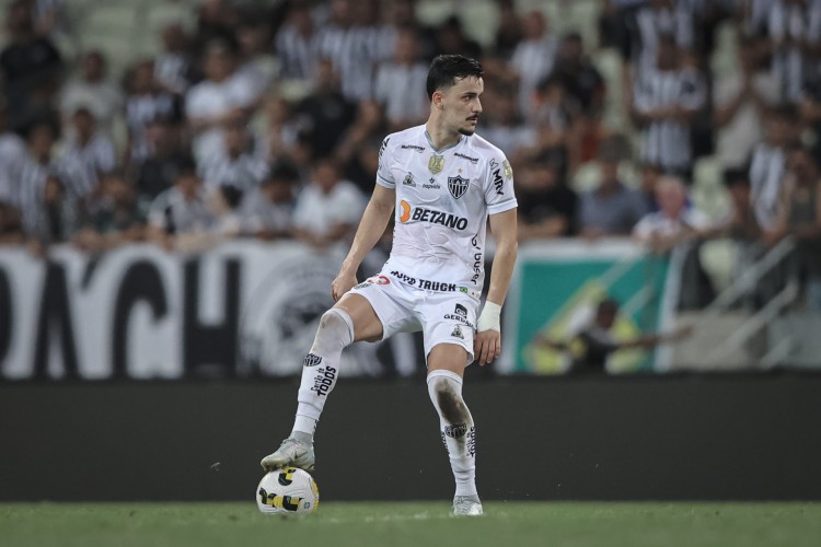 Meia Guilherme Castilho no jogo Ceará x Atlético-MG, na Arena Castelão, pelo Campeonato Brasileiro Série A