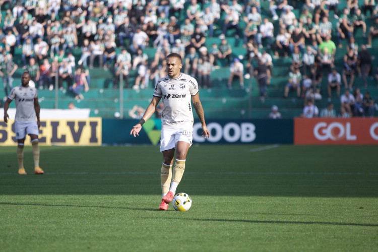 Lateral-esquerdo Bruno Pacheco no jogo Juventude x Ceará, no Alfredo Jaconi, pelo Campeonato Brasileiro Série A