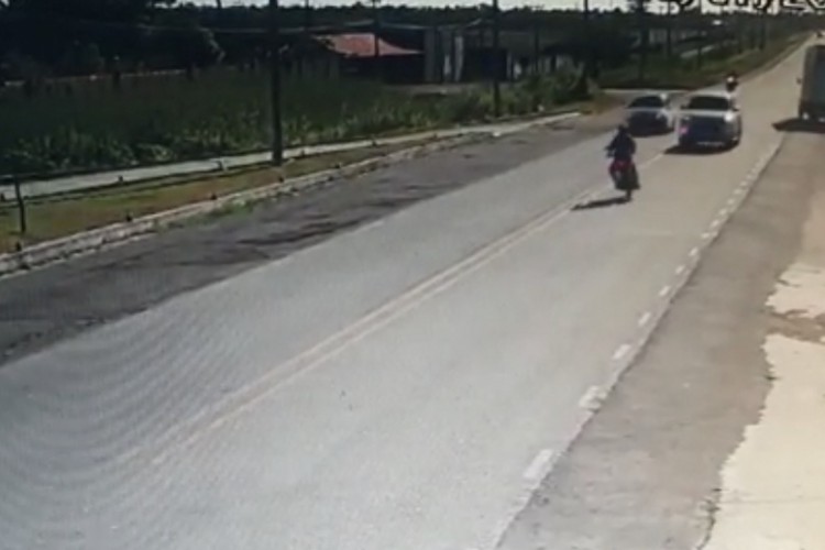 Acidente aconteceu na BR-020, em Caucaia, na manhã desta terça-feira, 26. Imagens de uma câmera de segurança registraram o momento em que o condutor da Hilux vem na contramão da via para realizar uma ultrapassagem, mas se choca com a motocicleta
