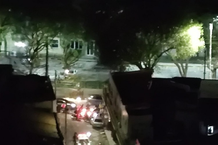 Moradores escutaram tiros no bairro Benfica. Policial foi baleado, socorrido, e depois acabou sendo preso