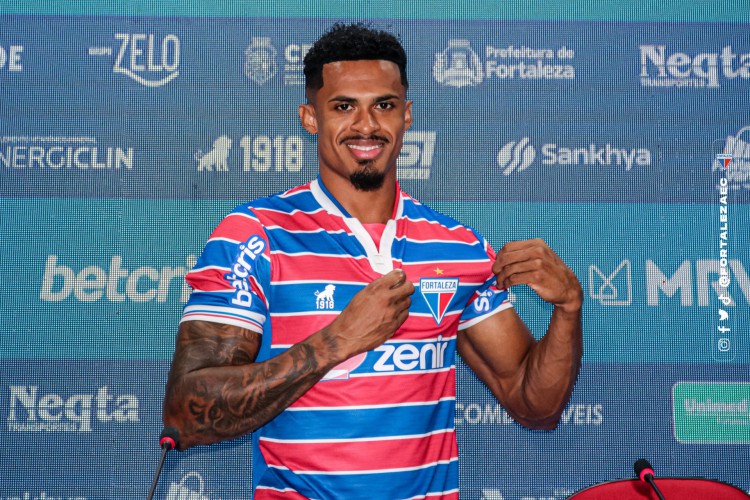 Volante Fabrício Baiano durante apresentação oficial no Fortaleza 