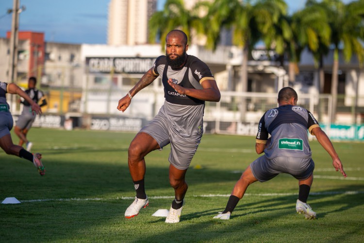 Zagueiro Messias em treino do Ceará do estádio Carlos de Alencar Pinto, em Porangabuçu