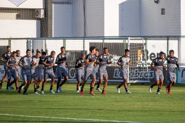 Jogadores correm no gramado em treino do Ceará do estádio Carlos de Alencar Pinto, em Porangabuçu