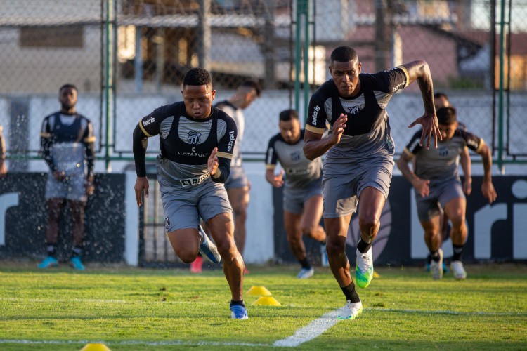 Atacantes Jhon Vásquez e Cléber em treino do Ceará do estádio Carlos de Alencar Pinto, em Porangabuçu