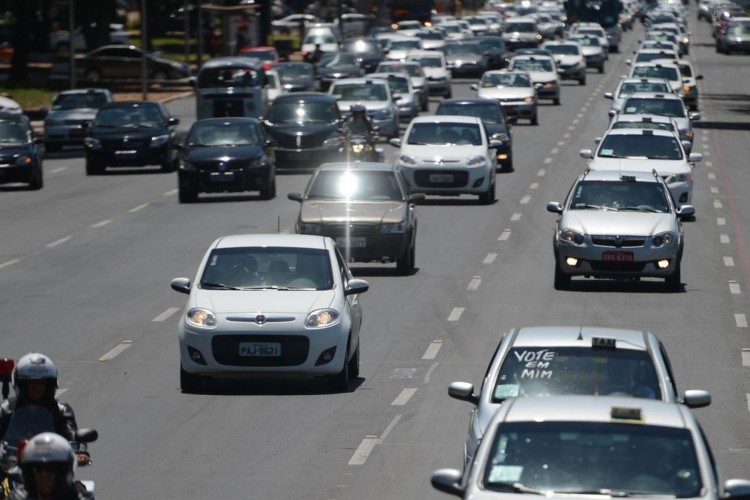 Brasília -Taxistas fazem manifestação contra o Uber na Esplanada dos Ministerios e Hemocentro (Marcello casal Jr/Agência Brasil)