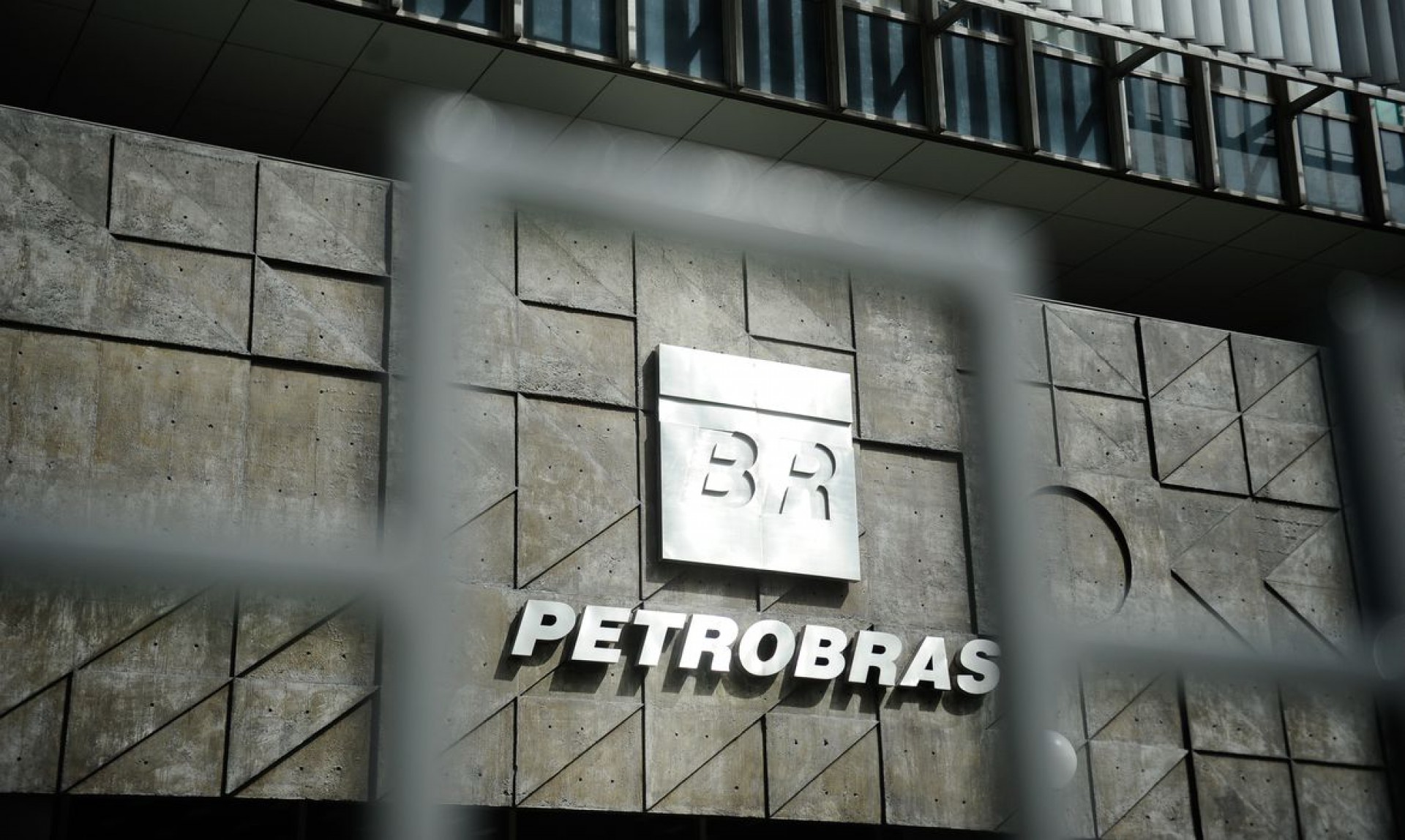 Os deputados federais da Comissão Parlamentar de Inquérito (CPI) que investiga irregularidades na Petrobras fazem uma visita técnica à sede da empresa no Rio (Tânia Rêgo/Agência Brasil) (Foto: Tânia Rêgo)