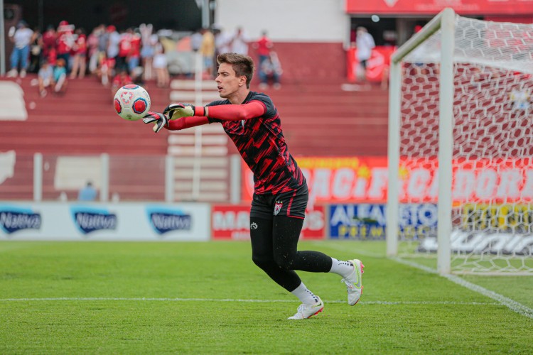 Goleiro Luan Polli no jogo Vila Nova x Atlético-GO pelo Campeonato Goiano