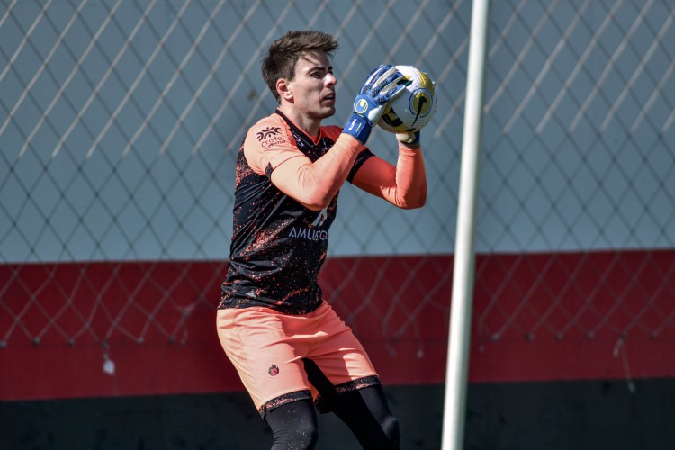 Goleiro Luan Polli em treino do Atlético-GO no CT do Dragão