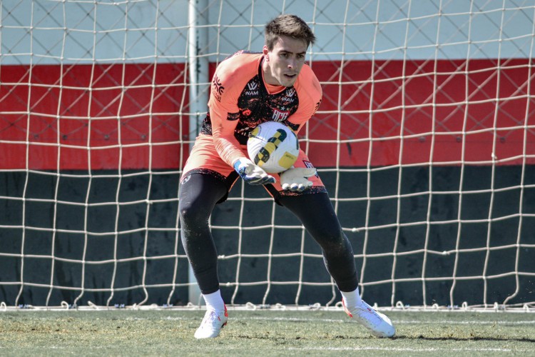 Goleiro Luan Polli em treino do Atlético-GO no CT do Dragão