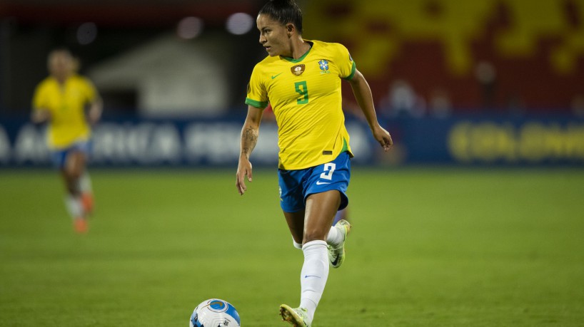 Debinha é a atual camisa 9 da seleção brasileira. 