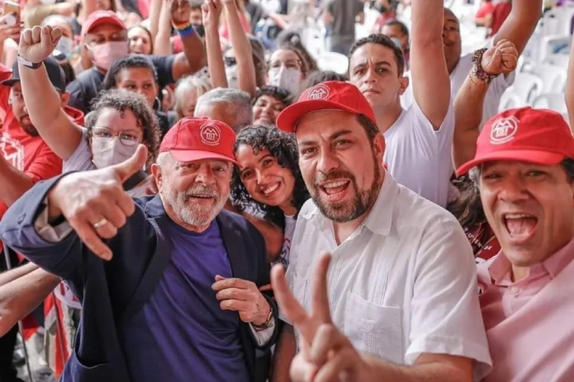 Guilherme Boulos (à direita), Lula e Fernando Haddad em julho de 2022  (Foto: Reprodução / Instagram Guilherme Boulos)