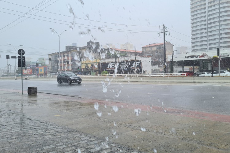 FORTALEZA CE, BRASIL, 30.07.22 Chuva intensa provoca alamentos na manhã de sábado na cidade - Av. Aguanambi(Foto Fco Fontenele/O POVO)