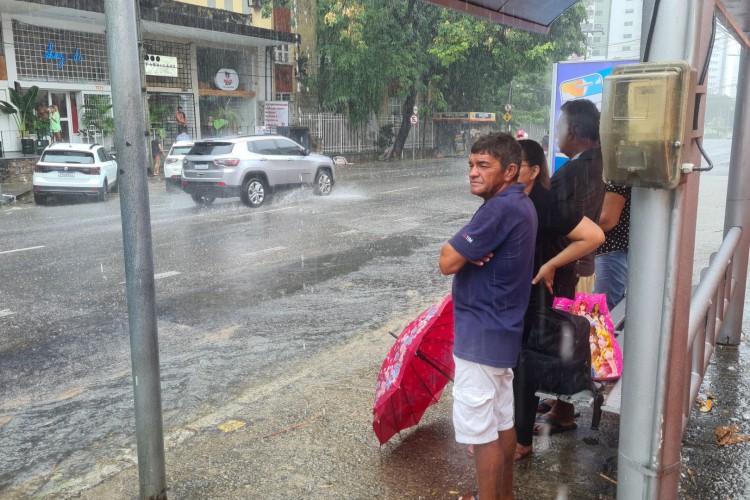 Fortaleza amanhece com chuva nesta segunda-feira, 7