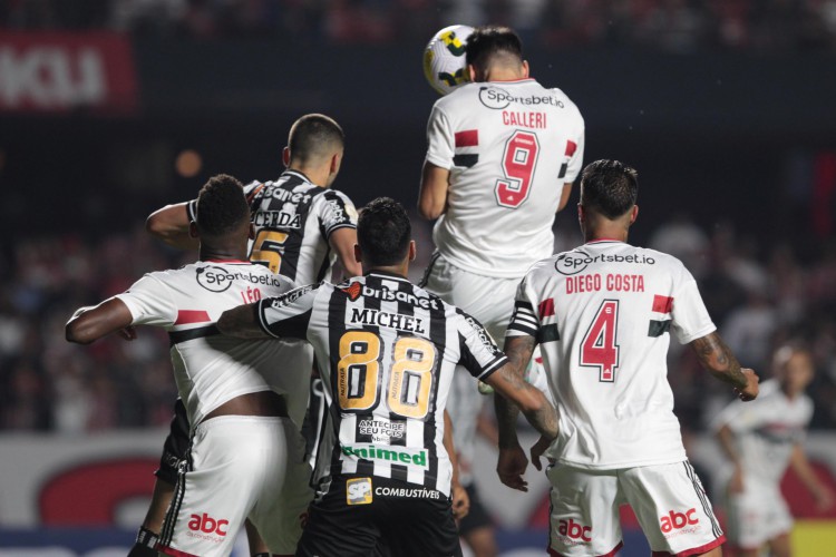 Jogadores disputam bola na área no jogo São Paulo x Ceará, no Morumbi, pelo Campeonato Brasileiro Série A