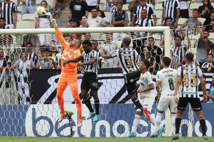 Goleiro Weverton e atacante Mendoza disputam bola no jogo Ceará x Palmeiras, na Arena Castelão, pelo Campeonato Brasileiro Série A