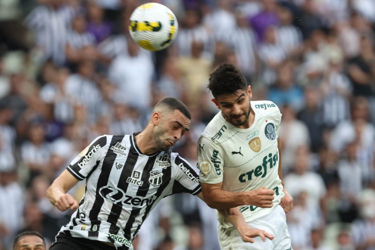 Zagueiro Gabriel Lacerda e atacante Flaco López disputam bola no jogo Ceará x Palmeiras, na Arena Castelão, pelo Campeonato Brasileiro Série A