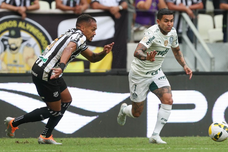 Lateral-esquerdo Bruno Pacheco e atacante Dudu no jogo Ceará x Palmeiras, na Arena Castelão, pelo Campeonato Brasileiro Série A