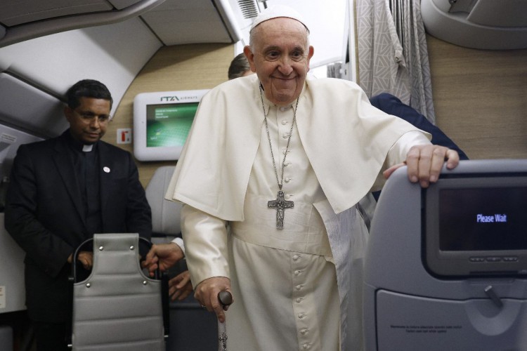 Papa Francisco chega para realizar uma entrevista coletiva a bordo do avião papal em seu voo de volta depois de visitar o Canadá, 29 de julho de 2022. O Papa Francisco encerrou sua viagem de seis dias ao Canadá em 29 de julho de 2022, quando começou com um histórico pedido de desculpas pelos danos feito aos povos indígenas do país, expressando novamente sua 