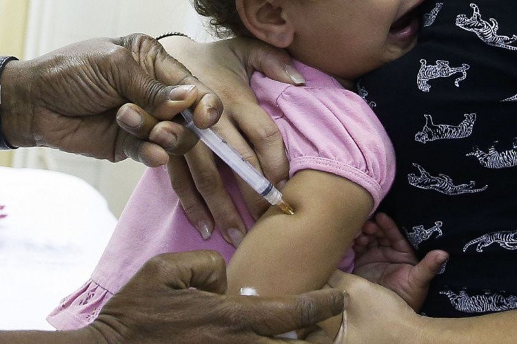 Crianças com idade entre 1 ano e menores de 5 são vacinadas no posto de saúde Heitor Beltrão, na Tijuca, zona norte do Rio, para receber a dose contra a pólio e contra o sarampo. 