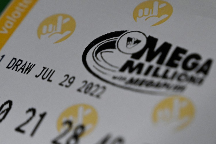 Um bilhete de loteria Mega Millions em uma loja em 29 de julho de 2022 em Arlington, Virgínia. O jackpot da Mega Millions de sexta-feira é agora de US$ 1,1 bilhão, o segundo maior jackpot da história do jogo.
