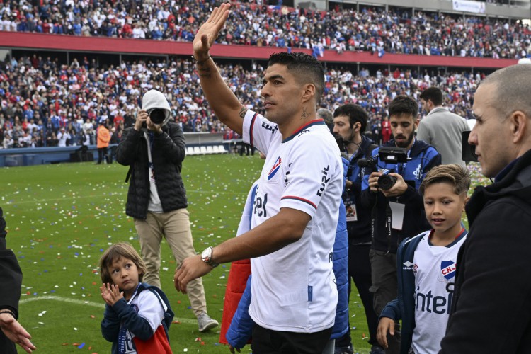 Atacante Luis Suárez em apresentação no Nacional, do Uruguai, no estádio Gran Parque Central