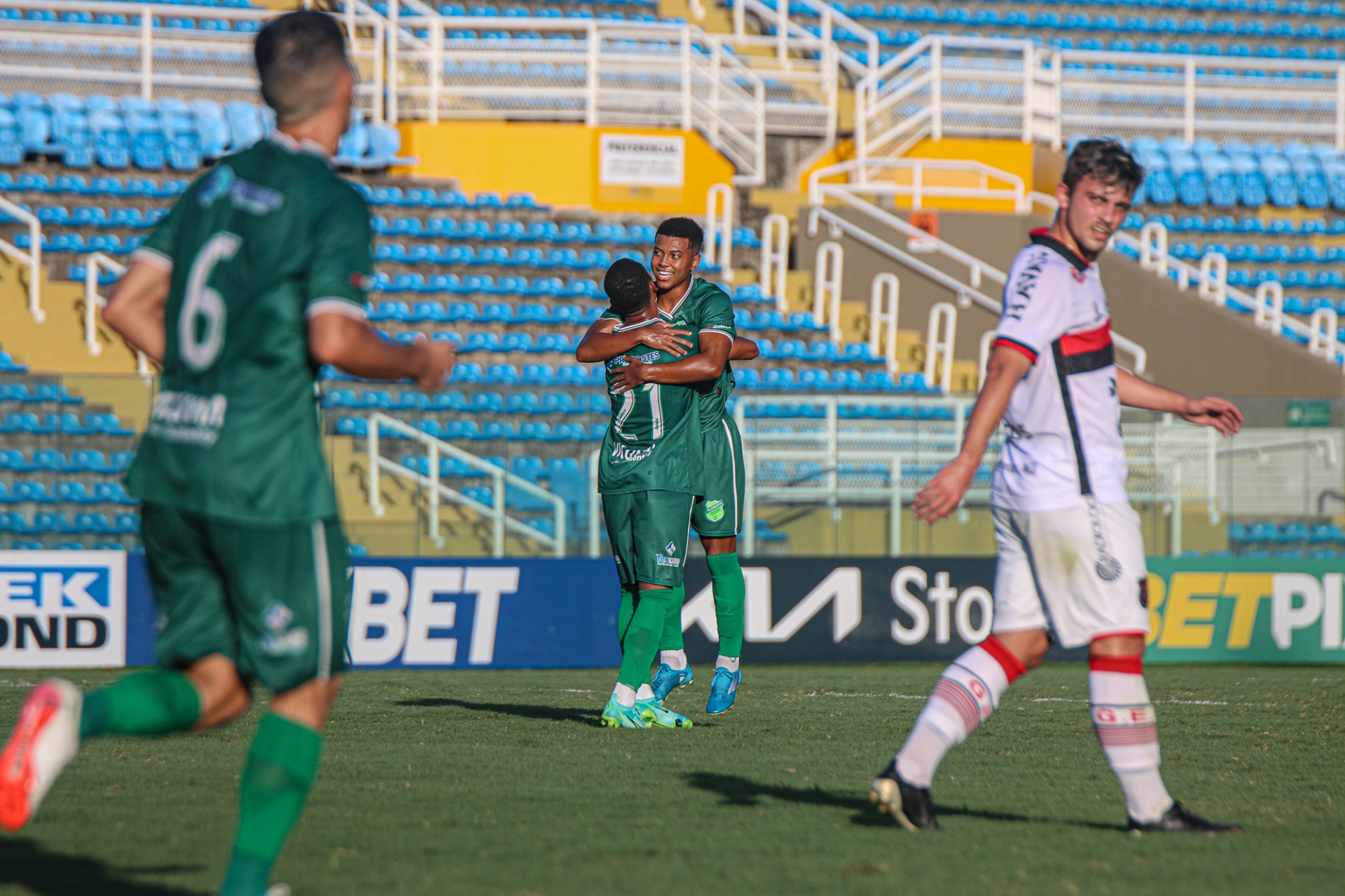 Jogadores do Floresta comemoram gol no jogo Floresta x Brasil de Pelotas, no PV, pela Série C