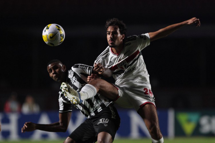 Atacante Cléber e meia Igor Gomes disputam bola no jogo São Paulo x Ceará, no Morumbi, pelo Campeonato Brasileiro Série A