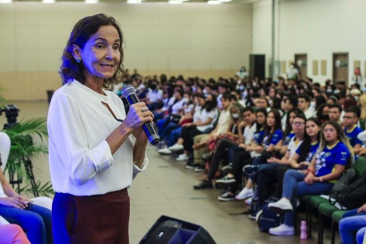 Governadora Izolda Cela sanciona lei para incluir disciplina de Direito e Cidadania nas escolas estaduais de ensino médio