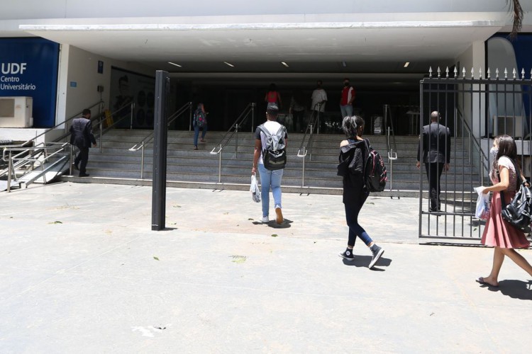 Participantes do Exame Nacional do Ensino Médio (Enem) 2021 fazem, neste domingo (28), segundo dia de avaliação, provas de matemática e de ciência da natureza.